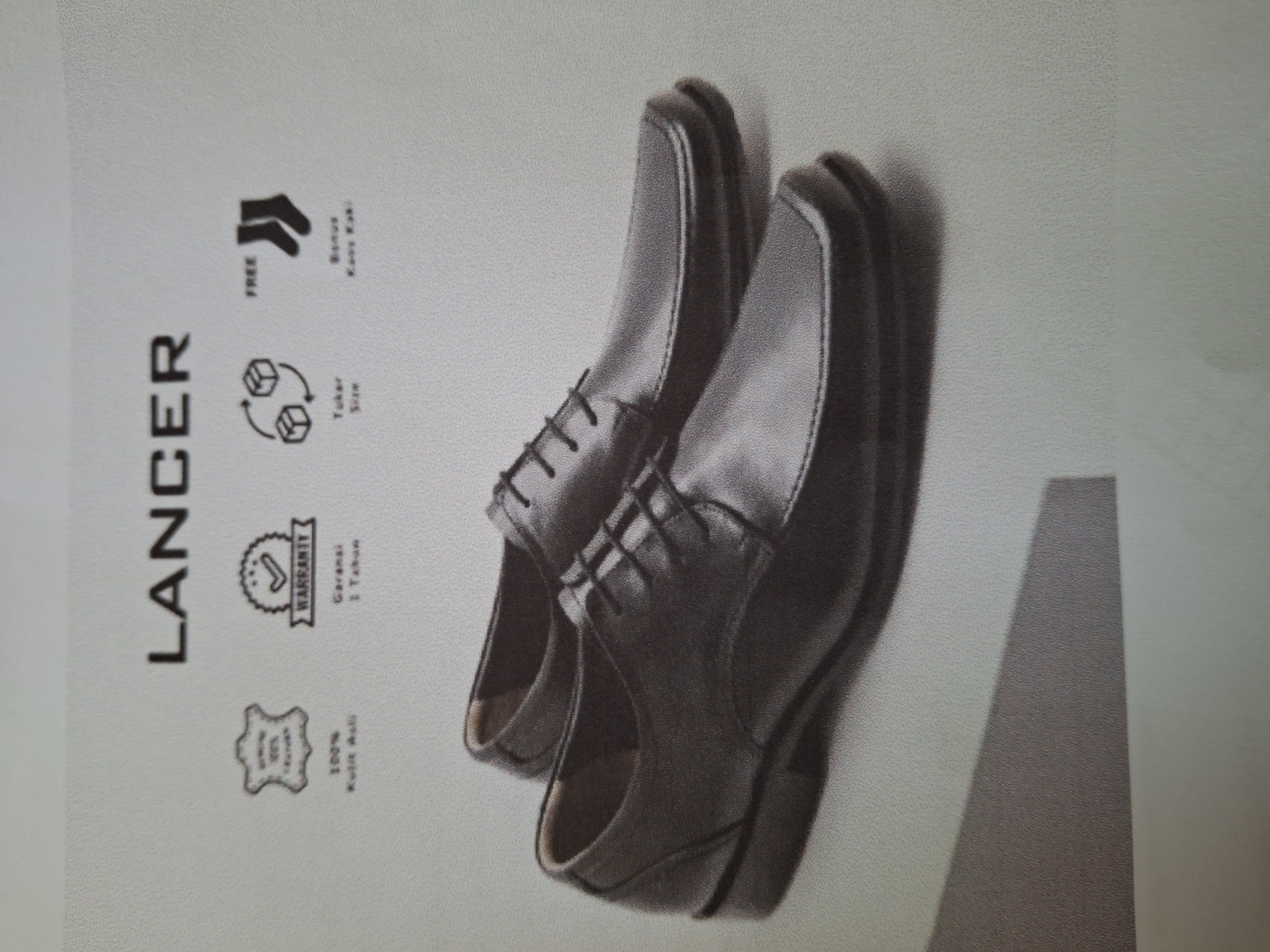 Sepatu kulit imitasi